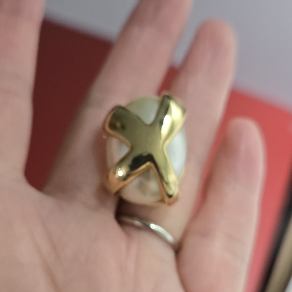 Kenneth Jay Lane KJL Elegant Gold Tone Faux Pearl Clip On Earrings - Picture 2 of 6